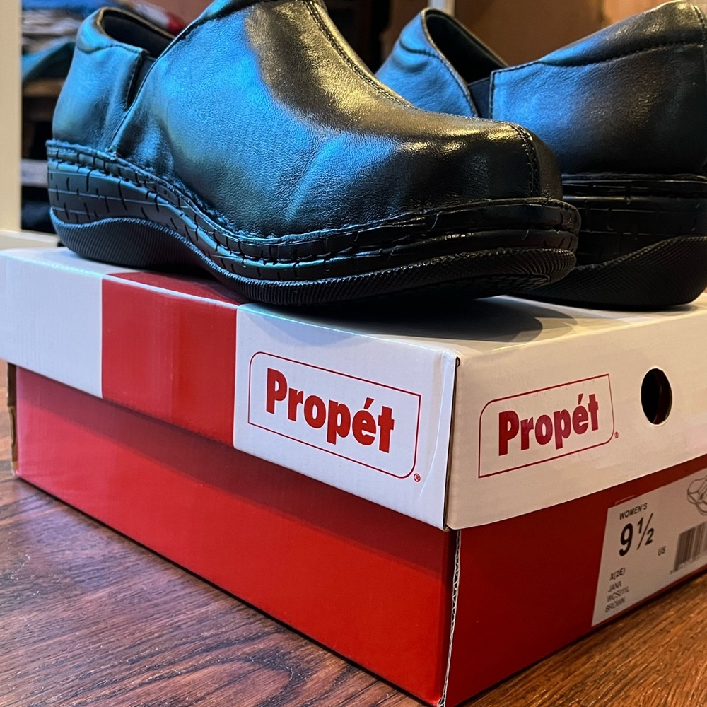 Propét 9.5 XW women’s shoe - black clogs. Black Leather Slip-On 9 1/2  X(2E) - Picture 7 of 14